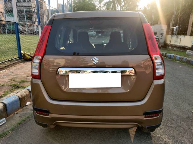 https://images10.gaadi.com/usedcar_image/3696276/original/processed_img2925554__usedcar_img_20231009_160544_2925554_1701416407.jpg?imwidth=6402