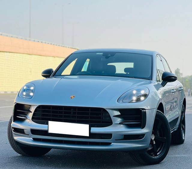 https://images10.gaadi.com/usedcar_image/3696287/original/processed_img2925560__used_car_2925560_1701351999.jpg?imwidth=6402