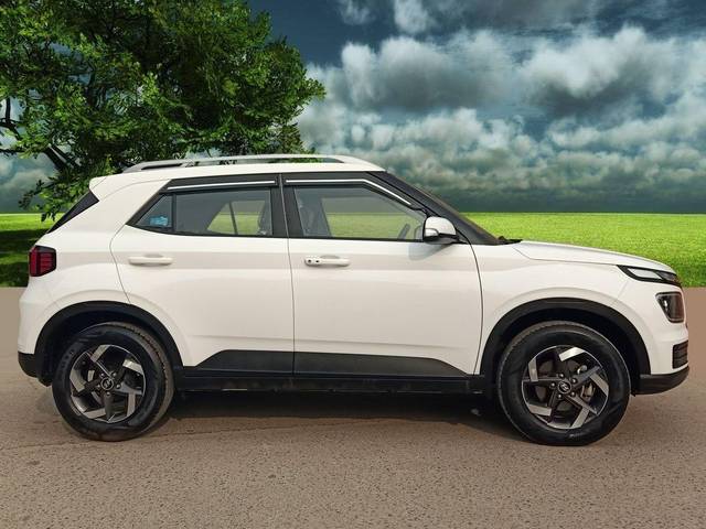 https://images10.gaadi.com/usedcar_image/3696312/original/processed_img2925577__used_car_2925577_1701352648.jpg?imwidth=6401
