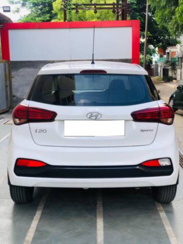 https://images10.gaadi.com/usedcar_image/3696383/original/processed_47bc0ff8-b783-4f24-9cfe-e47f6bf5df66.jpg?imwidth=6402