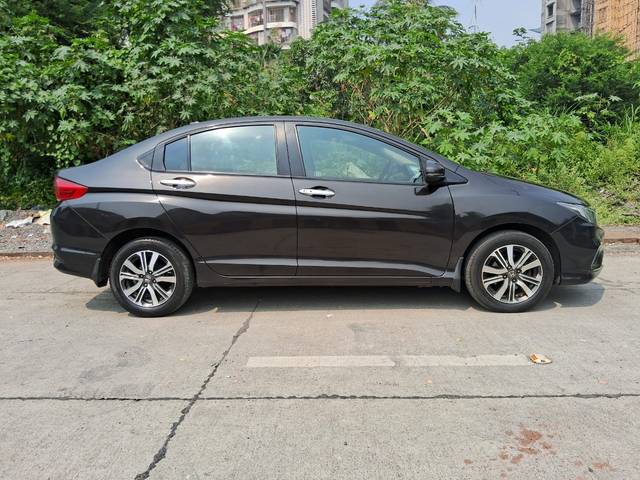 https://images10.gaadi.com/usedcar_image/3696497/original/img2925638__used_car_2925638_1701360279.jpg?imwidth=6401