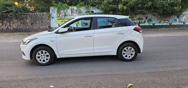 https://images10.gaadi.com/usedcar_image/3696537/original/processed_img2925647__used_car_2925647_1701362061.jpg?imwidth=6401