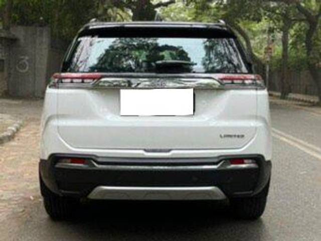 https://images10.gaadi.com/usedcar_image/3696683/original/processed_img2925652__used_car_2925652_1701507729.jpg?imwidth=6402