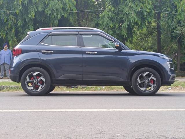 https://images10.gaadi.com/usedcar_image/3696709/original/img2925658__used_car_2925658_1701390536.png?imwidth=6401