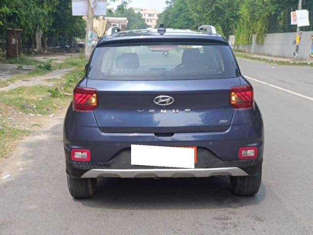 https://images10.gaadi.com/usedcar_image/3696709/original/processed_img2925658__used_car_2925658_1701390537.png?imwidth=6402