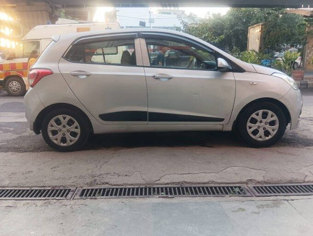 https://images10.gaadi.com/usedcar_image/3696718/original/processed_img2925662__used_car_2925662_1701391466.png?imwidth=6401