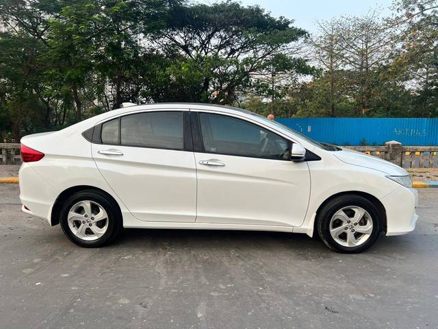 https://images10.gaadi.com/usedcar_image/3696787/original/processed_img2925670__used_car_2925670_1701401371.jpg?imwidth=6401