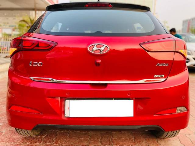 https://images10.gaadi.com/usedcar_image/3696893/original/processed_img2925687__used_car_2925687_1701407905.jpg?imwidth=6402