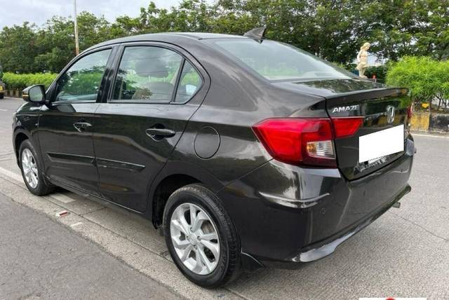 https://images10.gaadi.com/usedcar_image/3696901/original/processed_img2925692__used_car_2925692_1701408296.jpg?imwidth=6402