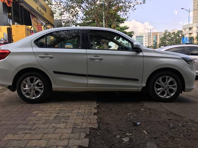 https://images10.gaadi.com/usedcar_image/3696903/original/processed_img2925693__used_car_2925693_1701408488.jpg?imwidth=6401