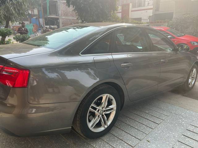 https://images10.gaadi.com/usedcar_image/3696977/original/processed_img2925724__used_car_2925724_1701410707.jpg?imwidth=6402