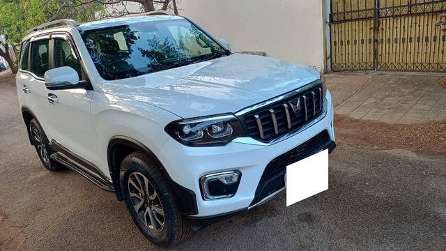 https://images10.gaadi.com/usedcar_image/3697061/original/processed_img2925765__used_car_2925765_1701412971.jpg?imwidth=6400