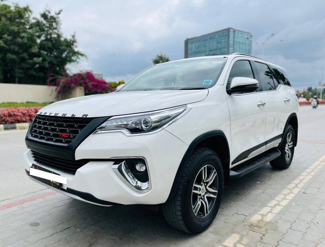 https://images10.gaadi.com/usedcar_image/3697097/original/processed_img2925778__used_car_2925778_1701424338.jpg?imwidth=6400