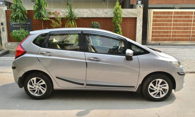 https://images10.gaadi.com/usedcar_image/3697201/original/processed_img2925836__usedcar_img_20231101_wa0004_2925836_1701428954.jpg?imwidth=6401