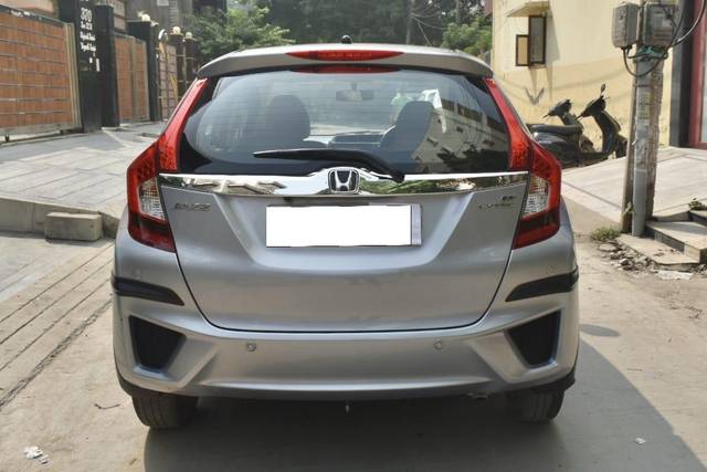 https://images10.gaadi.com/usedcar_image/3697201/original/processed_img2925836__usedcar_img_20231101_wa0008_2925836_1701428954.jpg?imwidth=6402