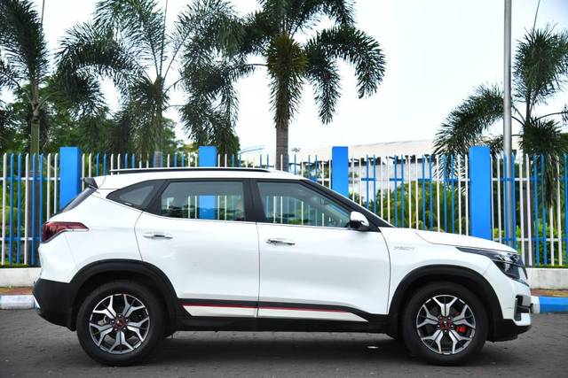 https://images10.gaadi.com/usedcar_image/3697220/original/processed_img2925851__used_car_2925851_1701417664.jpg?imwidth=6401