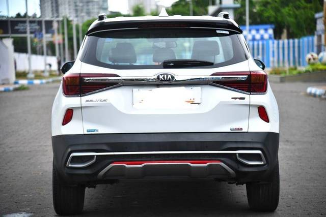 https://images10.gaadi.com/usedcar_image/3697220/original/processed_img2925851__used_car_2925851_1701417689.jpg?imwidth=6402