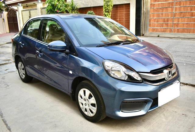 https://images10.gaadi.com/usedcar_image/3697225/original/processed_img2925854__usedcar_img_20231016_wa0001_2925854_1701427890.jpg?imwidth=6400