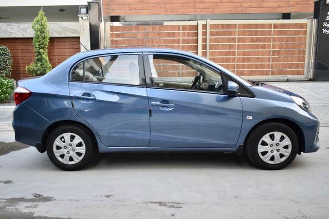 https://images10.gaadi.com/usedcar_image/3697225/original/processed_img2925854__usedcar_img_20231016_wa0006_2925854_1701427890.jpg?imwidth=6401