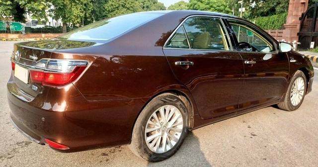 https://images10.gaadi.com/usedcar_image/3697280/original/processed_img2925892__used_car_2925892_1701502652.jpg?imwidth=6401