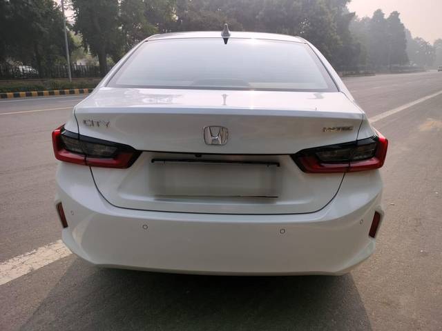 https://images10.gaadi.com/usedcar_image/3697300/original/processed_img2925906__used_car_2925906_1701502800.jpg?imwidth=6402