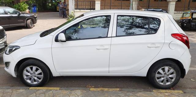 https://images10.gaadi.com/usedcar_image/3697303/original/processed_img2925908__used_car_2925908_1701420812.jpg?imwidth=6402