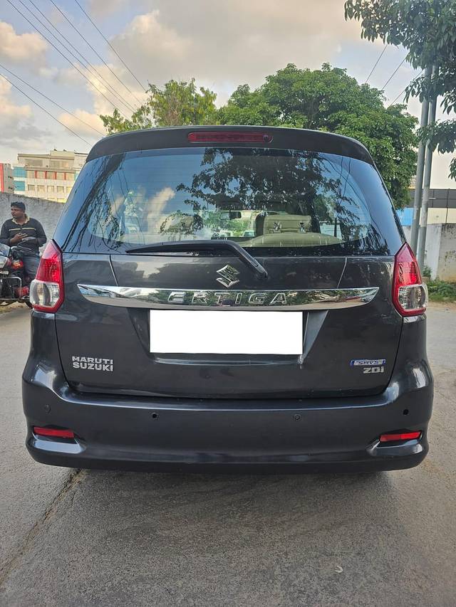 https://images10.gaadi.com/usedcar_image/3697318/original/processed_img2925916__used_car_2925916_1701422269.jpg?imwidth=6402