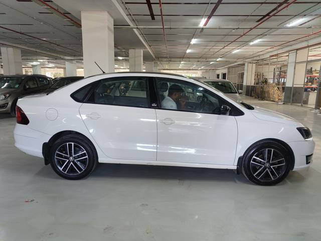 https://images10.gaadi.com/usedcar_image/3697386/original/img2925953__used_car_2925953_1701422742.jpg?imwidth=6401