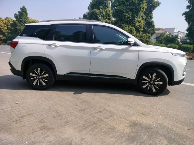 https://images10.gaadi.com/usedcar_image/3697458/original/img2926010__used_car_2926010_1701423550.jpg?imwidth=6401