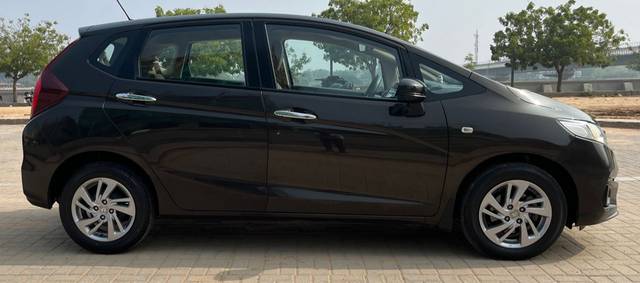 https://images10.gaadi.com/usedcar_image/3697479/original/img2926020__usedcar_j_11461701423110_1701423128.jpg?imwidth=6401