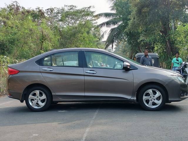 https://images10.gaadi.com/usedcar_image/3697536/original/img2926059__used_car_2926059_1701425272.jpg?imwidth=6401