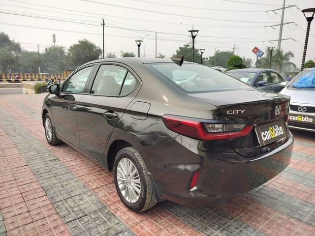 https://images10.gaadi.com/usedcar_image/3697607/original/processed_img2926095__usedcar_whatsappimage2023_11_30at11357pm_1__781651701427037_1701427064.jpeg?imwidth=6402