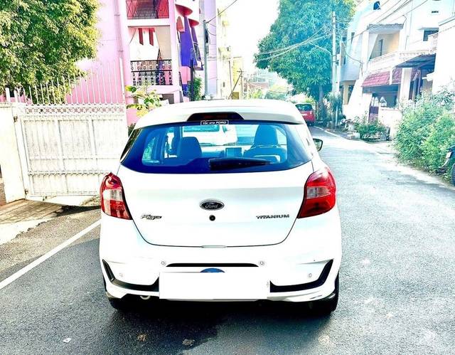 https://images10.gaadi.com/usedcar_image/3697685/original/processed_img2926135__usedcar_4_2926135_1701430168.jpeg?imwidth=6401