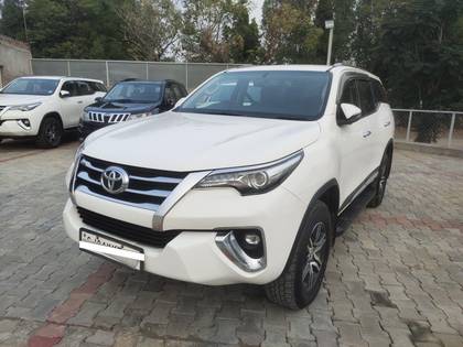 Toyota Fortuner 2.8 4WD AT Toyota Fortuner 2.8 4WD AT