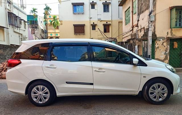 https://images10.gaadi.com/usedcar_image/3697734/original/processed_img2926174__used_car_2926174_1701432782.jpg?imwidth=6401
