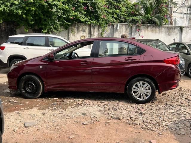 https://images10.gaadi.com/usedcar_image/3697753/original/processed_img2926191__used_car_2926191_1701431356.jpg?imwidth=6402