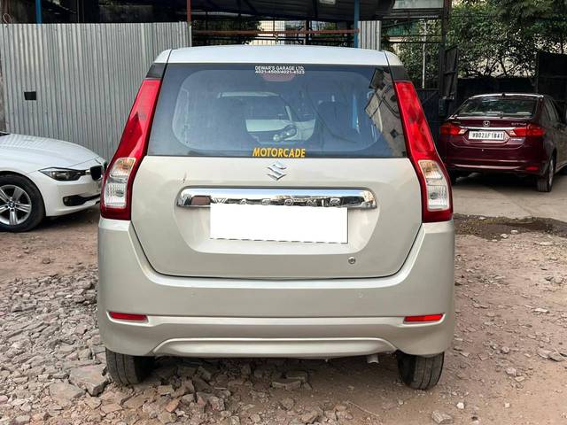 https://images10.gaadi.com/usedcar_image/3697763/original/processed_img2926200__used_car_2926200_1701777365.jpg?imwidth=6401