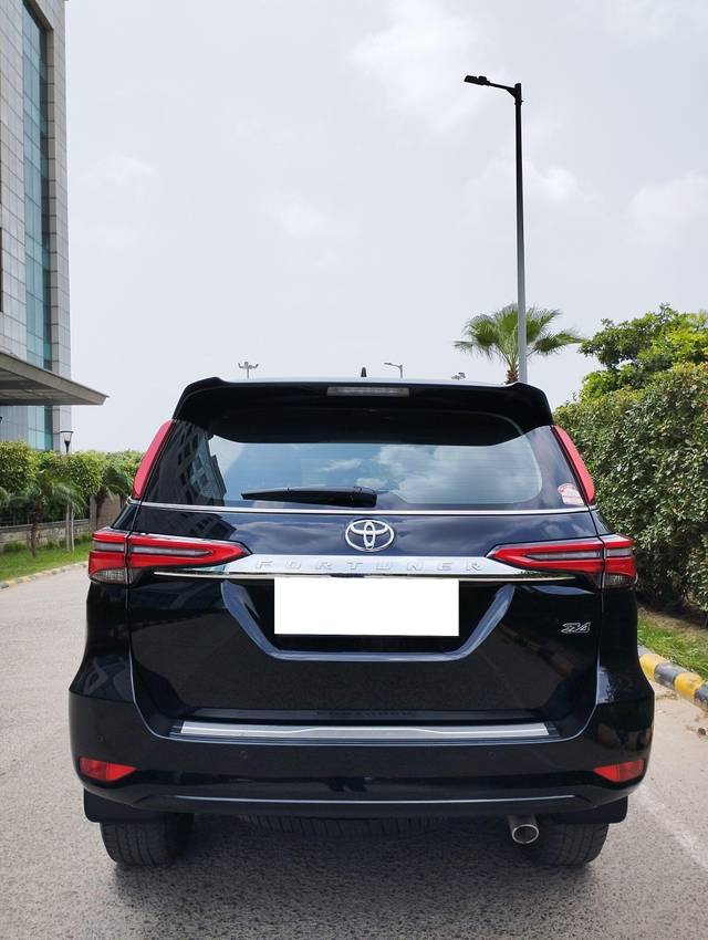 https://images10.gaadi.com/usedcar_image/3697796/original/processed_img2926215__used_car_2926215_1701432413.jpg?imwidth=6402