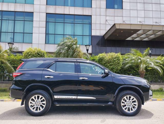 https://images10.gaadi.com/usedcar_image/3697796/original/processed_img2926215__used_car_2926215_1701432419.jpg?imwidth=6401