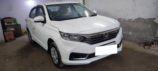 https://images10.gaadi.com/usedcar_image/3697951/original/processed_c0e6aa4a-2065-4f44-bc41-e451cf47f2ad.jpg?imwidth=6400