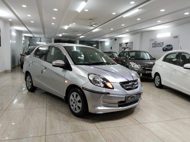 https://images10.gaadi.com/usedcar_image/3697955/original/processed_img2926301__used_car_2926301_1701437950.jpg?imwidth=6400