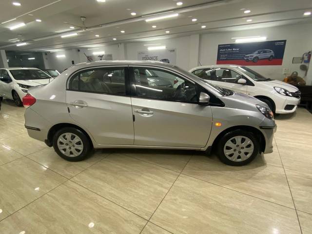 https://images10.gaadi.com/usedcar_image/3697955/original/processed_img2926301__used_car_2926301_1701437953.jpg?imwidth=6401