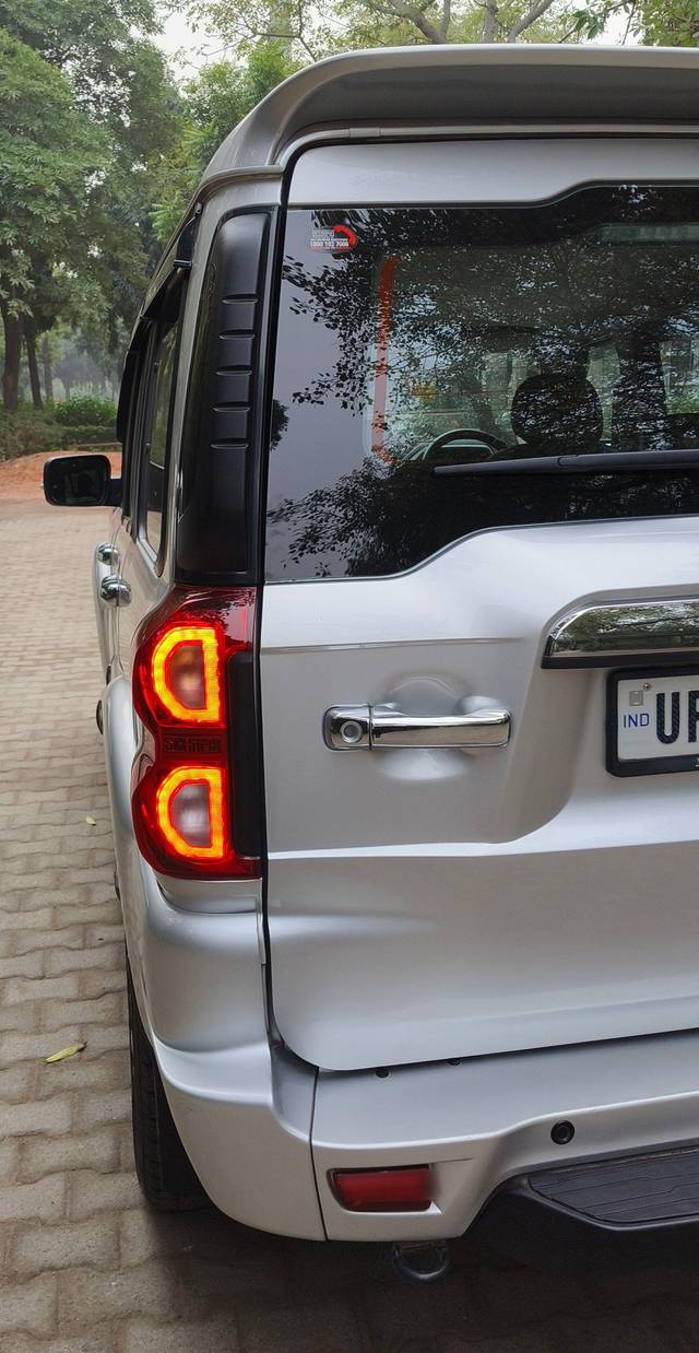 https://images10.gaadi.com/usedcar_image/3697966/original/processed_img2926307__used_car_2926307_1701438458.jpg?imwidth=6402