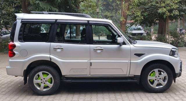 https://images10.gaadi.com/usedcar_image/3697966/original/processed_img2926307__used_car_2926307_1701438473.jpg?imwidth=6401