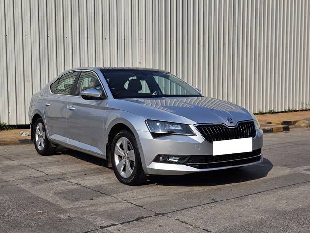 https://images10.gaadi.com/usedcar_image/3697980/original/processed_img2926313__used_car_2926313_1701438966.jpg?imwidth=6401