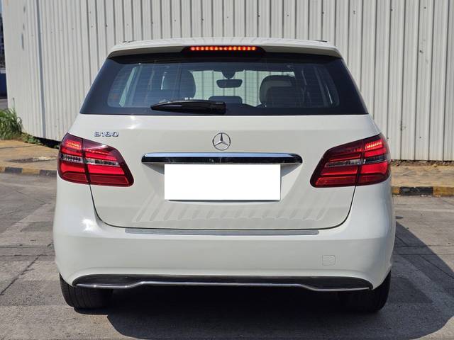 https://images10.gaadi.com/usedcar_image/3698029/original/processed_img2926337__used_car_2926337_1701844185.jpg?imwidth=6402