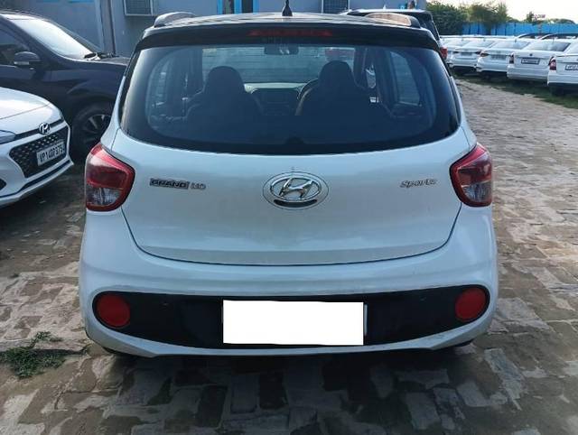 https://images10.gaadi.com/usedcar_image/3698149/original/processed_9523537e-31af-43d6-bb91-7b1824e9a06d.jpg?imwidth=6402