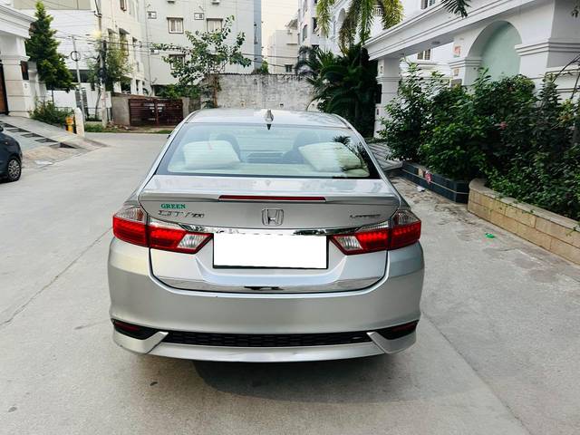 https://images10.gaadi.com/usedcar_image/3698324/original/processed_img2926378__used_car_2926378_1701466889.jpg?imwidth=6401