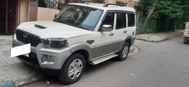 https://images10.gaadi.com/usedcar_image/3698753/original/processed_img2926584__used_car_2926584_1701506163.jpg?imwidth=6400