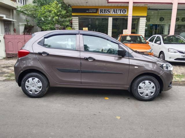 https://images10.gaadi.com/usedcar_image/3698801/original/processed_img2926622__used_car_2926622_1702013714.jpg?imwidth=6401